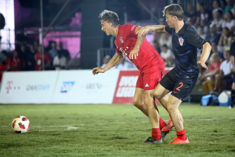 Nogometni spektakl u pulskoj areni: Hrvatske i Bayernove nogometne legende odmjerile snage