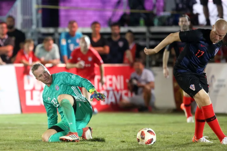 Nogometni spektakl u pulskoj areni: Hrvatske i Bayernove nogometne legende odmjerile snage