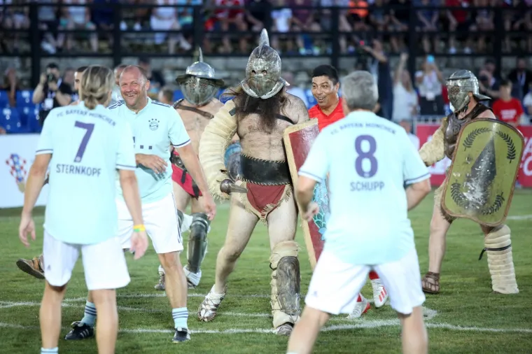 Nogometni spektakl u pulskoj areni: Hrvatske i Bayernove nogometne legende odmjerile snage