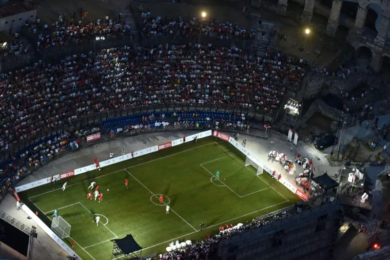 Nogometni spektakl u pulskoj areni: Hrvatske i Bayernove nogometne legende odmjerile snage