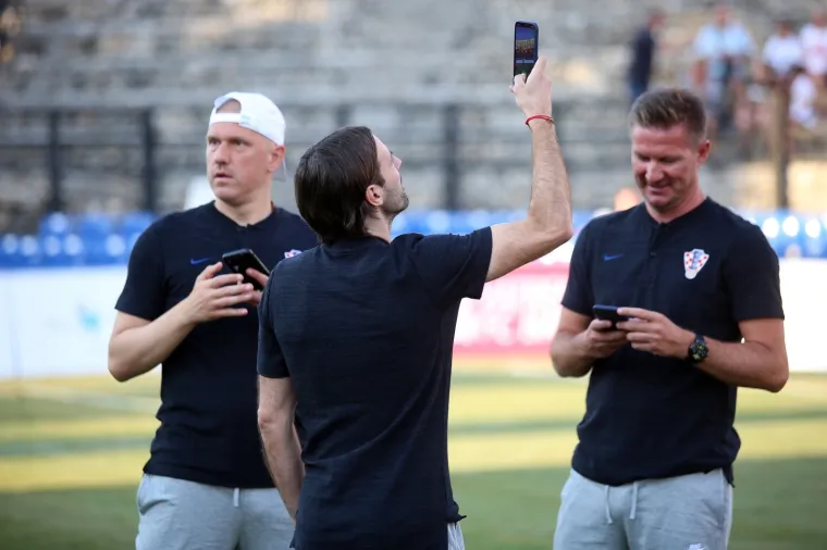 Nogometni spektakl u pulskoj areni: Hrvatske i Bayernove nogometne legende odmjerile snage