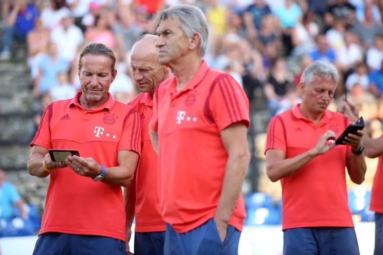 Nogometni spektakl u pulskoj areni: Hrvatske i Bayernove nogometne legende odmjerile snage