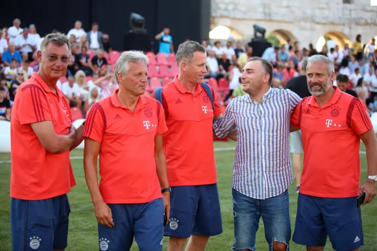 Nogometni spektakl u pulskoj areni: Hrvatske i Bayernove nogometne legende odmjerile snage
