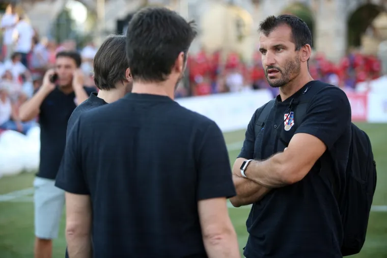 Nogometni spektakl u pulskoj areni: Hrvatske i Bayernove nogometne legende odmjerile snage