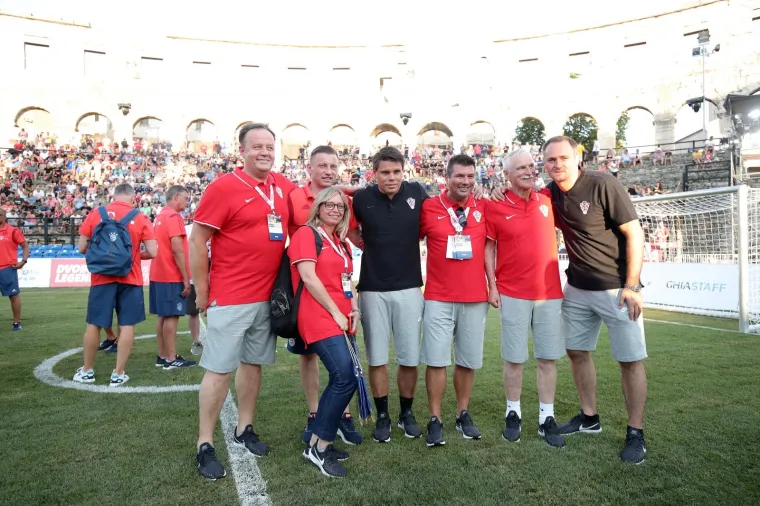 Nogometni spektakl u pulskoj areni: Hrvatske i Bayernove nogometne legende odmjerile snage