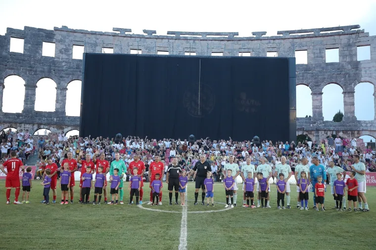 Nogometni spektakl u pulskoj areni: Hrvatske i Bayernove nogometne legende odmjerile snage
