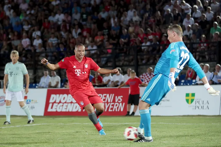 Nogometni spektakl u pulskoj areni: Hrvatske i Bayernove nogometne legende odmjerile snage