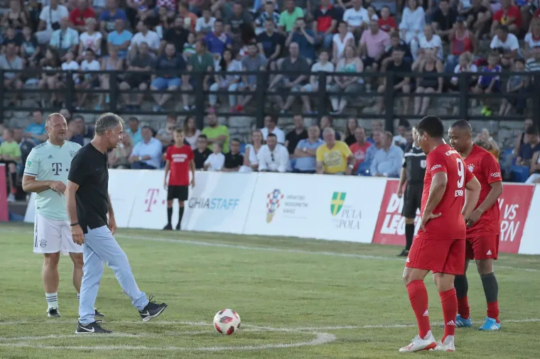 Nogometni spektakl u pulskoj areni: Hrvatske i Bayernove nogometne legende odmjerile snage
