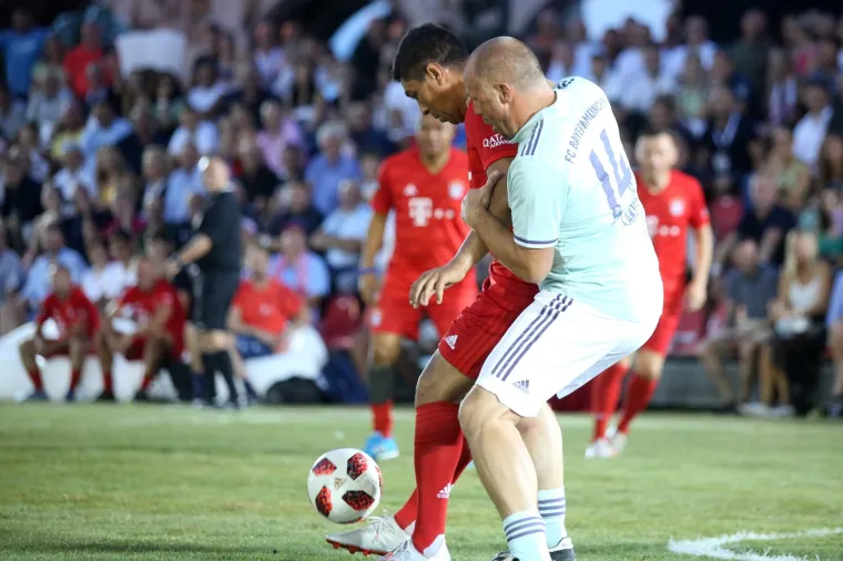 Nogometni spektakl u pulskoj areni: Hrvatske i Bayernove nogometne legende odmjerile snage