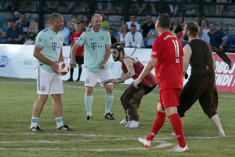 Nogometni spektakl u pulskoj areni: Hrvatske i Bayernove nogometne legende odmjerile snage