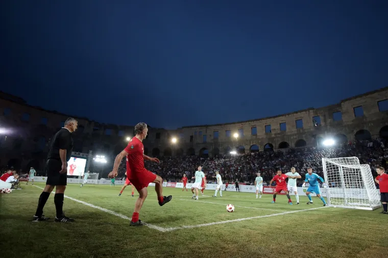 Nogometni spektakl u pulskoj areni: Hrvatske i Bayernove nogometne legende odmjerile snage