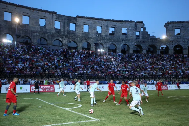 Nogometni spektakl u pulskoj areni: Hrvatske i Bayernove nogometne legende odmjerile snage