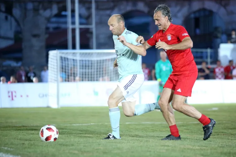 Nogometni spektakl u pulskoj areni: Hrvatske i Bayernove nogometne legende odmjerile snage