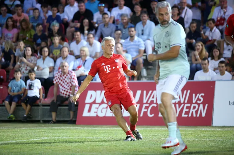 Nogometni spektakl u pulskoj areni: Hrvatske i Bayernove nogometne legende odmjerile snage
