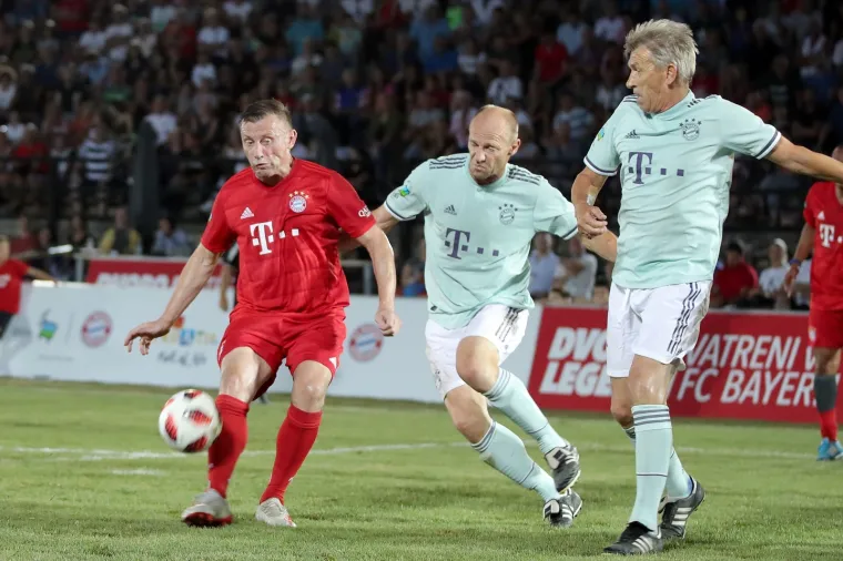 Nogometni spektakl u pulskoj areni: Hrvatske i Bayernove nogometne legende odmjerile snage