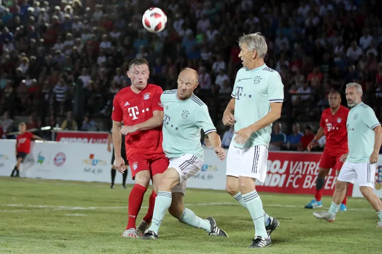 Nogometni spektakl u pulskoj areni: Hrvatske i Bayernove nogometne legende odmjerile snage