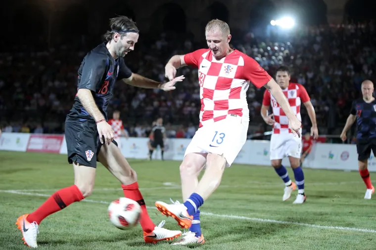 Nogometni spektakl u pulskoj areni: Hrvatske i Bayernove nogometne legende odmjerile snage