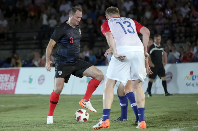 Nogometni spektakl u pulskoj areni: Hrvatske i Bayernove nogometne legende odmjerile snage