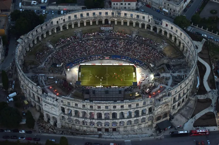 Nogometni spektakl u pulskoj areni: Hrvatske i Bayernove nogometne legende odmjerile snage