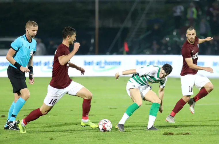 Celtic je izjednačio &scaron;est minuta kasnije sjajnim golom Michaela Johnstona sa 25 metara, a u 51. minuti gosti su okrenuli rezultat. Johnston je uposlio mladog francuskog napadača Odsonnea Edouarda koji je pro&scaron;ao kroz domaću obranu i zabio za 2-1. Sve dvojbe oko pitanja pobjednika razrije&scaron;io je Scott Sinclair postigav&scaron;i pogodak petom u 85. minuti.