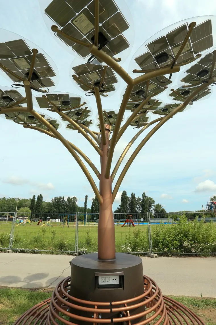 Popularno osječko kupalište Kopika bogatije je za još jednu novost koja će uz LED rasvjetu, pametne klupe i nove tuševe razveseliti sve kupače. Riječ je o solarnom drvetu koje korisnicima nudi mogućnost punjenja baterija svojih mobilnih telefona te besplatan pristup internetu.