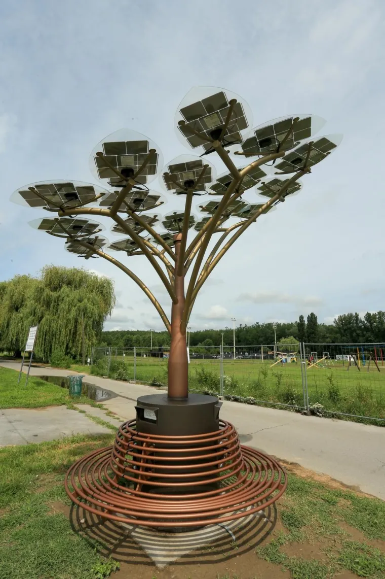 NA OSJEČKOM KUPALIŠTU NIKNULO - SOLARNO DRVO! Možete se uključiti na njega mobitelom, napuniti bateriju i besplatno surfati