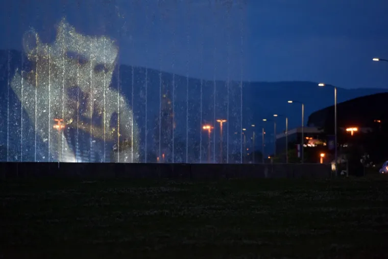 09.07.2019., Zagreb - U povodu 163. obljetnice rođenja Nikole Tesle na gradskim fontanama projiciran je portret velikog znanstvenika. Foto: Davorin Višnjić/PIXSELL