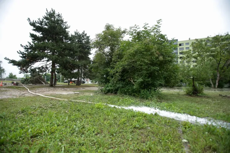 PUKNUĆE CIJEVI U NOVOM ZAGREBU: Stigla je cisterna koja opskrbljuje stanovnike vodom