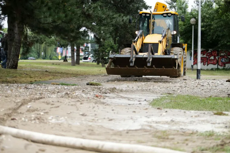PUKNUĆE CIJEVI U NOVOM ZAGREBU: Stigla je cisterna koja opskrbljuje stanovnike vodom