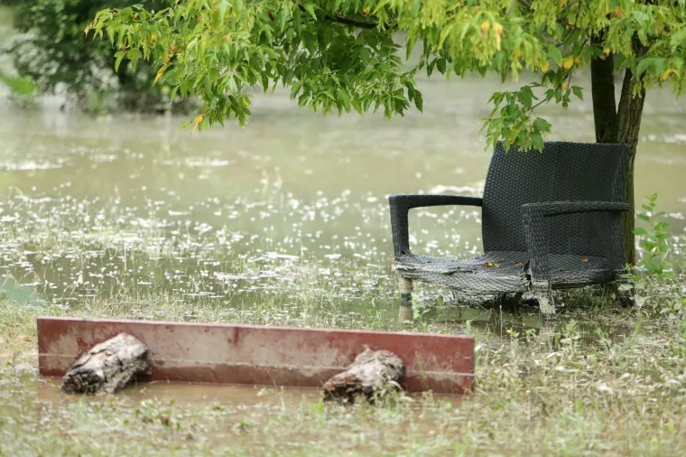 PUKNUĆE CIJEVI U NOVOM ZAGREBU: Stigla je cisterna koja opskrbljuje stanovnike vodom