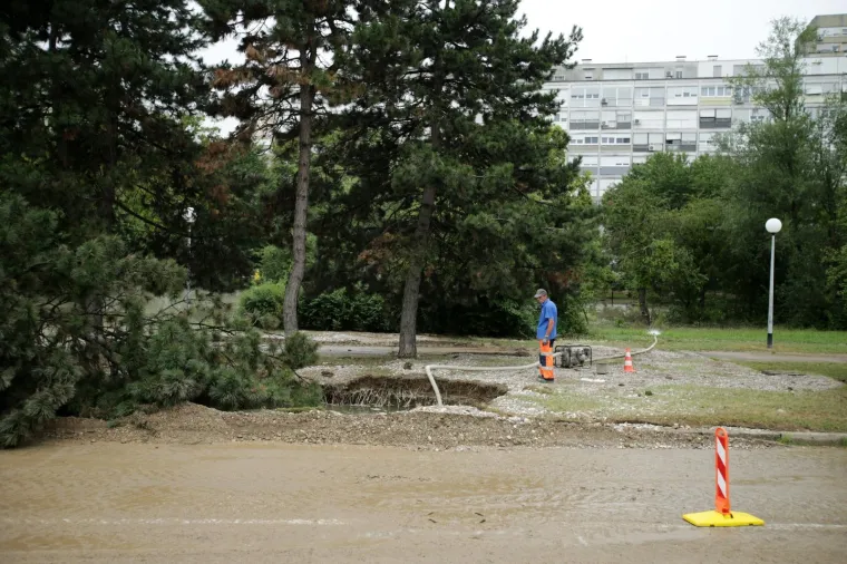 PUKNUĆE CIJEVI U NOVOM ZAGREBU: Stigla je cisterna koja opskrbljuje stanovnike vodom