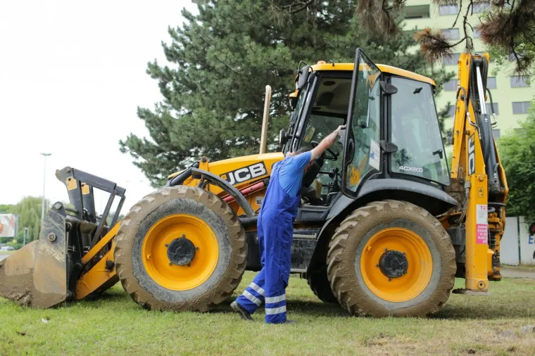 PUKNUĆE CIJEVI U NOVOM ZAGREBU: Stigla je cisterna koja opskrbljuje stanovnike vodom