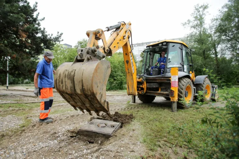 PUKNUĆE CIJEVI U NOVOM ZAGREBU: Stigla je cisterna koja opskrbljuje stanovnike vodom