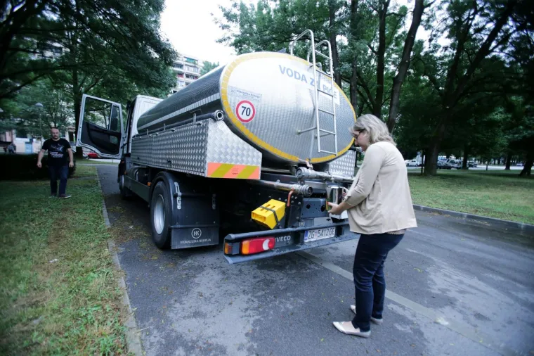 Stigla je cisterna s vodom koja opskrbljuje građane pitkom vodom.
