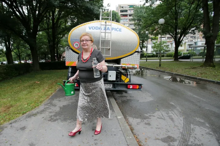 PUKNUĆE CIJEVI U NOVOM ZAGREBU: Stigla je cisterna koja opskrbljuje stanovnike vodom