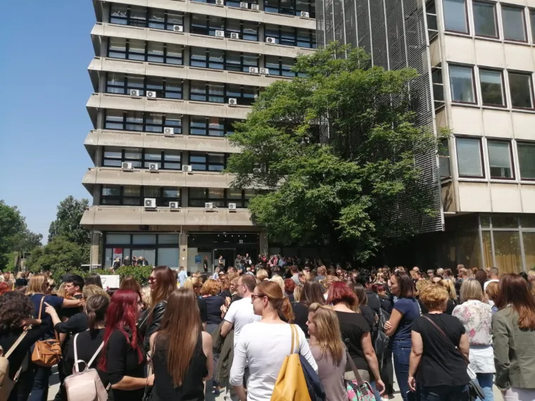 Socijalni radnici prosvjeduju pred ministarstvom: Do&scaron;li su u crnini i pale svijeće za ubijenu kolegicu