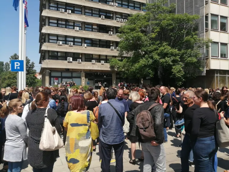 Socijalni radnici prosvjeduju pred ministarstvom: Do&scaron;li su u crnini i pale svijeće za ubijenu kolegicu