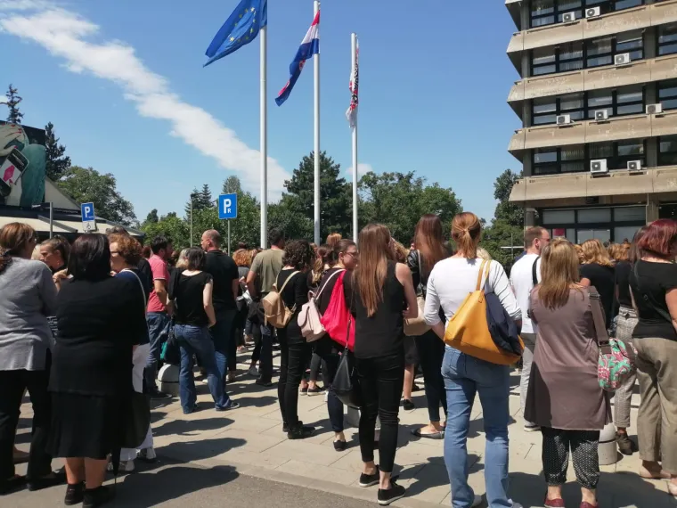 Socijalni radnici prosvjeduju pred ministarstvom: Do&scaron;li su u crnini i pale svijeće za ubijenu kolegicu