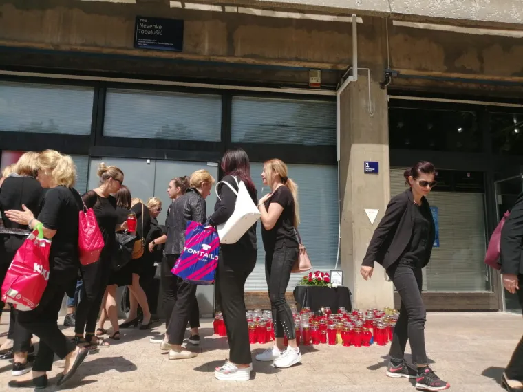 Socijalni radnici prosvjeduju pred ministarstvom: Do&scaron;li su u crnini i pale svijeće za ubijenu kolegicu