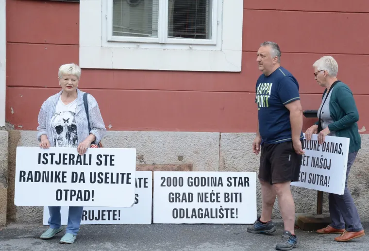 'Si&scaron;čani ne žele biti Smetli&scaron;ćani': 'Istjerali ste radnike da uselite otpad'