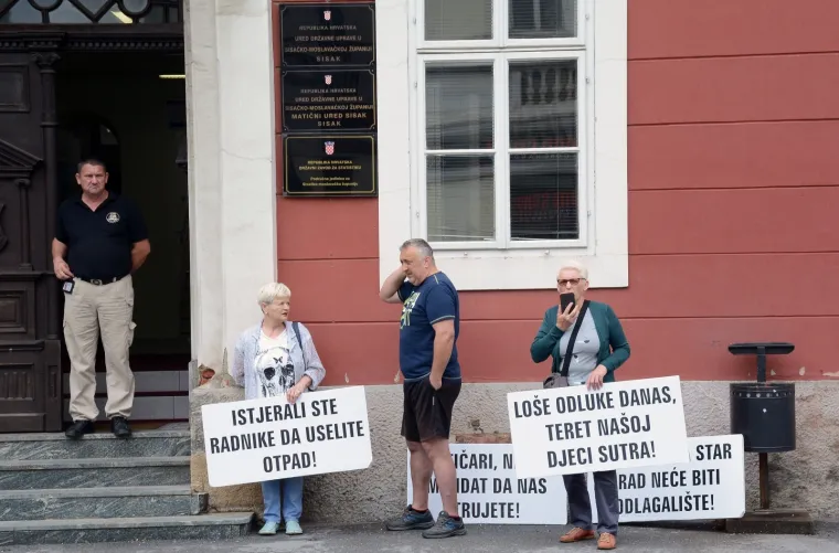 'Si&scaron;čani ne žele biti Smetli&scaron;ćani': 'Istjerali ste radnike da uselite otpad'