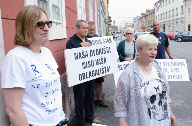 'Si&scaron;čani ne žele biti Smetli&scaron;ćani': 'Istjerali ste radnike da uselite otpad'