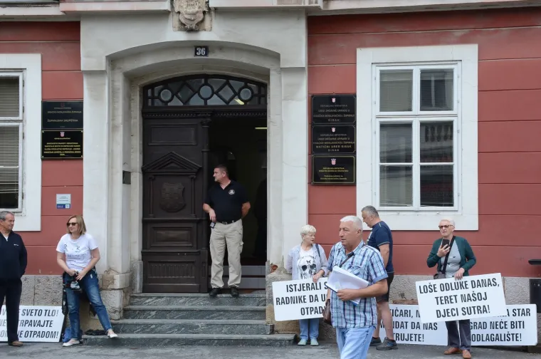 'Si&scaron;čani ne žele biti Smetli&scaron;ćani': 'Istjerali ste radnike da uselite otpad'