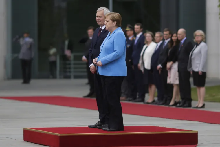 &Scaron;to se događa? Angela Merkel opet se nekontrolirano tresla u javnosti, i to dugo