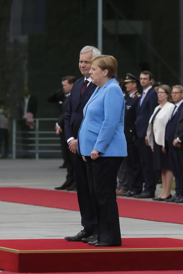 &Scaron;to se događa? Angela Merkel opet se nekontrolirano tresla u javnosti, i to dugo