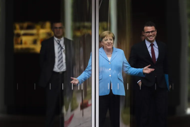&Scaron;to se događa? Angela Merkel opet se nekontrolirano tresla u javnosti, i to dugo