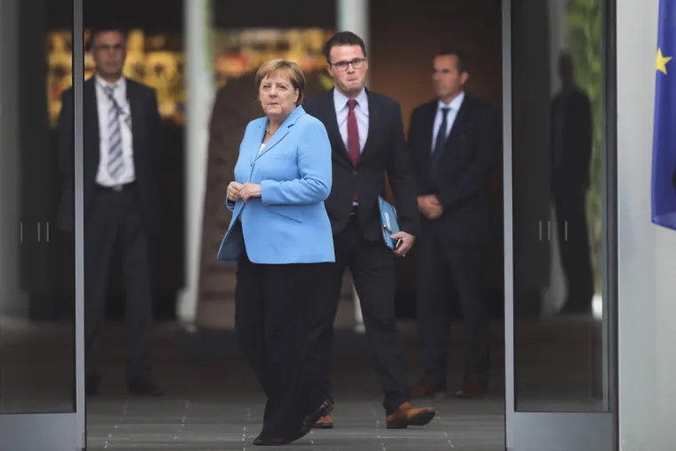 &Scaron;to se događa? Angela Merkel opet se nekontrolirano tresla u javnosti, i to dugo