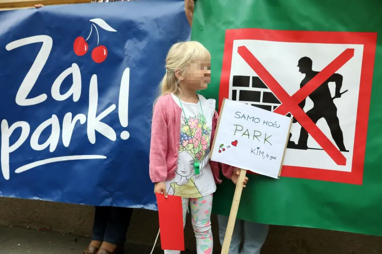 Prosvjednici ispred Gradske skup&scaron;tine dočekali Bandića i zastupnike: 'I Manhattan ima svoj park!'