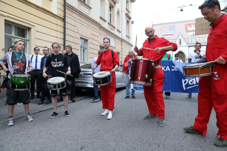 Prosvjednici ispred Gradske skup&scaron;tine dočekali Bandića i zastupnike: 'I Manhattan ima svoj park!'