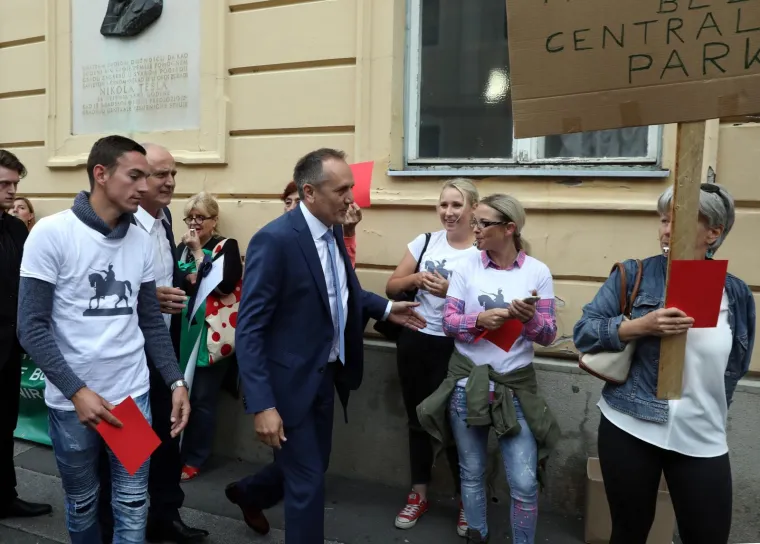 Prosvjednici ispred Gradske skup&scaron;tine dočekali Bandića i zastupnike: 'I Manhattan ima svoj park!'